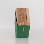 Geliefert wird das 4er-Set Holz Untersetzer HEXAGON COASTERS von Rio Lindo ist mit einer dekorativen Papierbanderole Holz Untersetzer für Gläser als Geschenkidee - HEXAGON COASTERS von Rio Lindo