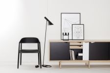 In Kombination mit den passenden Einrichtungsgegenständen wird der AC2 Esszimmerstuhl in schwarz lackiert zum echten Blickfänger Esszimmerstuhl mit Armlehnen Eiche schwarz Lederbezug AC2 von Andersen Furniture