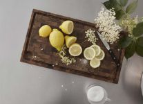 Das Design Schneidebrett DANIA CUTTING BOARD eignet sich ebenfalls zum Servieren von Speisen und Getränken Schneidebrett Saftrille in Teak - DANIA CUTTING BOARD von Skagerak