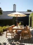 Für eine harmonisch abgestimmte Sitzgruppe kann der Gartentisch PLANK wahlweise mit der gleichnamigen Gartenbank PLANK oder den Gartenstühlen PLANK von Skagerak ergänzt werden Gartentisch aus Teakholz - PLANK TABLE 160 von Skagerak