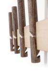 An den Haken der Kleiderleiste RECES von Roon & Rahn befinden sich zusätzliche Einkerbungen für noch mehr Möglichkeiten, um Jacken und Mäntel stilvoll abzulegen Garderoben-Set aus Holz mit Kleiderleiste RECES von Roon & Rahn