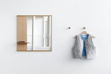 Ob im Eingangsbereich, im Schlafzimmer oder im Bad: Der Spiegel mit Holzregal MIRROR WITH A SHELF von MOEBE ist vielseitig einsetzbar  Spiegel mit Holzregal Mirror with a Shelf von Moebe