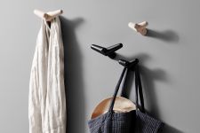 Design Wandhaken TAIL WING HOOK Holz von WOUD in unterschiedlichen Farben und Größen Design Wandhaken aus Holz - TAIL WING HOOK von WOUD