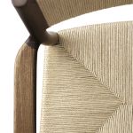 Zwischen den hellen Papierkordeln der Sitzfläche und dem geräucherten Eichenholz des Gestells entsteht ein spannender Kontrast Detail Armlehnstuhl aus Holz in Eiche mit Geflecht - ARV CHAIR von Brdr. Krüger