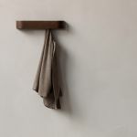 Menu EPOCH RACK Hakenleiste Garderobe aus Holz Eiche dunkel