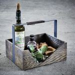 Flaschen stilvoll verschließen mit dem Weinflaschenverschluss PLUG aus Holz von The Oak Men PLUG von The Oak Men - Flaschenverschlüsse aus Holz in Eiche natur und gerächert