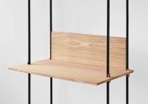 Nahaufnahme des praktischen Regals mit Schreibtisch SHELVING SYSTEM  Schreibtisch für das Home Office - SHELVING SYSTEM von Moebe