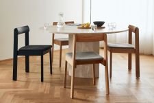 Stapelstuhl aus Holz gepolstert - Der Blueprint Chair von Form and Refine