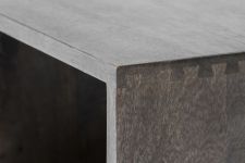 Nahaufnahme vom BOX SYSTEM in Mangoholz sirka-grau gebeizt Detailaufnahme vom Regalmodul aus Holz in sirka-grau - BOX SYSTEM von Mater
