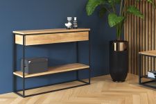 Zwischen dem natürlich schönen Holz und dem schwarzen Metallgestell des schlanken Konsolentisches SKINNY XL von take me HOME entsteht ein spannender Kontrast take me HOME - SKINNY XL Oak schlanker Konsolentisch mit Schublade