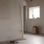 LAID BACK von We Do Wood - Garderobenständer im dänischen Design aus Holz