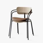 Der Design Armlehnstuhl PAVILION AV2 von &tradition ist stapelbar - bis zu 6 Stühle können so übereinander gestellt werden Armlehnstuhl Holz in Eiche natur lackiert PAVILION AV2 von &tradition