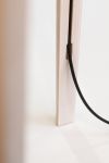 Detail der Stehleuchte LUCA STAND von maigrau Designer Stehleuchte Detail vom Holzbein mit Kabel - LUCA STAND von maigrau