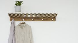 Moderne Wandgarderobe mit Hutaablage aus Holz mit einer Länge von 120 cm - CUTTER WARDROBE von Skagerak