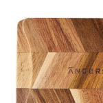 Detailaufnahme der Rückseite des Frühstrücksbretts ARC BUTTERBOARD von Andersen Furniture mit Einkerbung und Markenbranding 2er-Set Frühstücksbretter ARC BUTTERBOARD