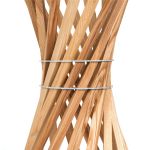 Detailansicht der schlanken Taille des Garderobenständers MRS. MARILYN von keilbach mit zwei Ringen aus Edelstahl keilbach - MRS. MARILYN Design Garderobenständer aus Holz in Eiche