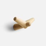 Großer Design Wandhaken TAIL WING HOOK von WOUD in Eiche natur großer Design Wandhaken aus Holz in Eiche - TAIL WING HOOK von WOUD