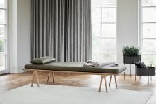 Elegante Relaxliege LEVEL DAYBED aus Holz und Leder für das Wohn- und Gästezimmer von WOUD Relaxliege aus Holz und Leder für Wohnzimmer und Gästezimmer - LEVEL DAYBED von WOUD
