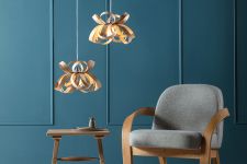 Dekorative Wohnzimmer Pendelleuchte aus Holzfurnier - Skipper Pendant Small (39 cm) von Tom Raffield 