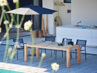 In der größten Ausführung bietet der Terrassentisch STAGE von Jan Kurtz mit 300 cm bequem Platz für bis zu 12 Personen Jan Kurtz - STAGE großer Terrassentisch aus Holz in Teak