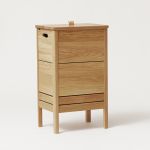 Wäschetruhe A LINE LAUNDRY BOX aus geöltem Eichenholz im dänischen Design von FORM & REFINE A LINE LAUNDRY BOX von FORM & REFINE - Wäschetruhe aus Holz in Eiche im dänischen Design