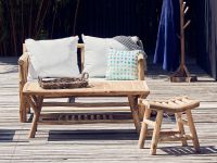 Das Sofa und den Sessel ergänzen passende Sitz- und Rückenkissen mit weißem Polyacryl-Bezug Jan Kurtz - FRED Outdoor Lounge aus Holz in Teak