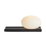 Eingeschaltete Tischleuchte DEW TABLE LAMP mit USB-Anschluss von WOUD aus Glas und Holz in Eiche, schwarz lackiert Tischleuchte aus Glas und Holz in Eiche, schwarz - Die Dew Table Lamp von Woud