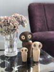 Die großen Augen heben sich farblich vom Körper der Eule OWL von architectmade ab und verleihen der Holzfigur einen ganz besonderen Charme architectmade - OWL Holzfiguren Eulen in Eiche im dänischen Design