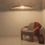 Die elegante Pendelleuchte ARAME von Tom Raffield in Esche ARAME von Tom Raffield Pendelleuchte flach in Esche