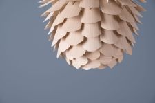 Detailaufnahme der großen Deckenleuchte ZAPPY BIG PINE aus Holzfurnier von Schneid Detailaufnahme der großen Deckenleuchte ZAPPY BIG PINE aus Holzfurnier von Schneid