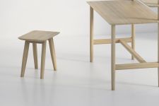 Der massive Hocker AETAS aus Holz von vitamin design Holzhocker massiv modernes Design AETAS von vitamin design