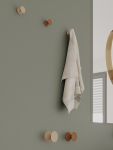 Die konische Form des bunten Wandhaken DIABOLO von MODULARE sorgt für ausreichend Abstand zur Wand MODULARE - DIABOLO Wandhaken aus Holz in Eiche und Nussbaum