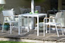 stapelbarer Gartenstuhl aus Aluminium und Holz - LUX ALU von Jan Kurtz