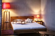 Modern eingerichtetes Schlafzimmer mit dem Massivholz Bett FLY, Nachttisch THEO und der Stehleuchte GRACE von Sixay Massivholz Bett mit schwebendem Bettgestell - FLY von Sixay