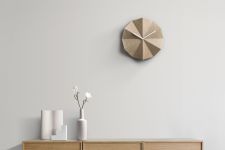 Designer Wanduhr aus Holz in Eiche - DELTA CLOCK von LAWA DESIGN