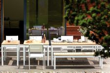 Klare Linien, ausgewählte Materialien und eine hochwertige Verarbeitung kennzeichnen den Gartentisch QUADRAT von Jan Kurtz, der in verschiedenen Ausführungen erhältlich ist Gartentisch aus Holz und Alu in schwarz und weiß - QUADRAT von Jan Kurtz