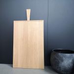 Raumgestalt Schneidebrett mit Saftrille aus Holz mit Griff