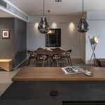 Modernes Einrichtungskonzept mit dem runden Esstisch LAKRI ROUND und den Armlehnstühlen NEVA von Artisan aus edlem Nussbaumholz Artisan - LAKRI ROUND TABLE Esstisch rund aus Massivholz