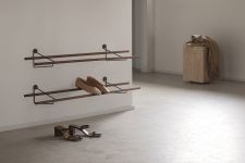 Hängendes Designer Schuhregal SHOE RACK aus Holz von We Do Wood Designer Schuhregal hängend aus Holz - SHOE RACK von We Do Wood