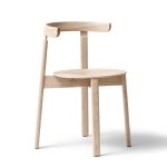 Stapelbarer Esszimmerstuhl LUNAR CHAIR von FORM & REFINE in Eiche, weiß geölt Esszimmerstuhl aus Holz in Eiche, weiß geölt Lunar Chair von Form and Refine