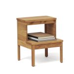 Der geölte Eichenholzhocker A LINE STEPSTOOL von FORM & REFINE bietet eine praktische Ablagefläche  Tritthocker aus Eiche geölt - A LINE STEPSTOOL von Form & Refine