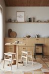 Neben dem Barhocker ANGLE STANDARD BAR STOOL stellt FORM & REFINE mit dem ANGLE STOOL auch einen niedrigeren Sitzhocker vor Barhocker aus Holz in Buche in zwei Größen Angle Standard Bar Stool von FORM & REFINE