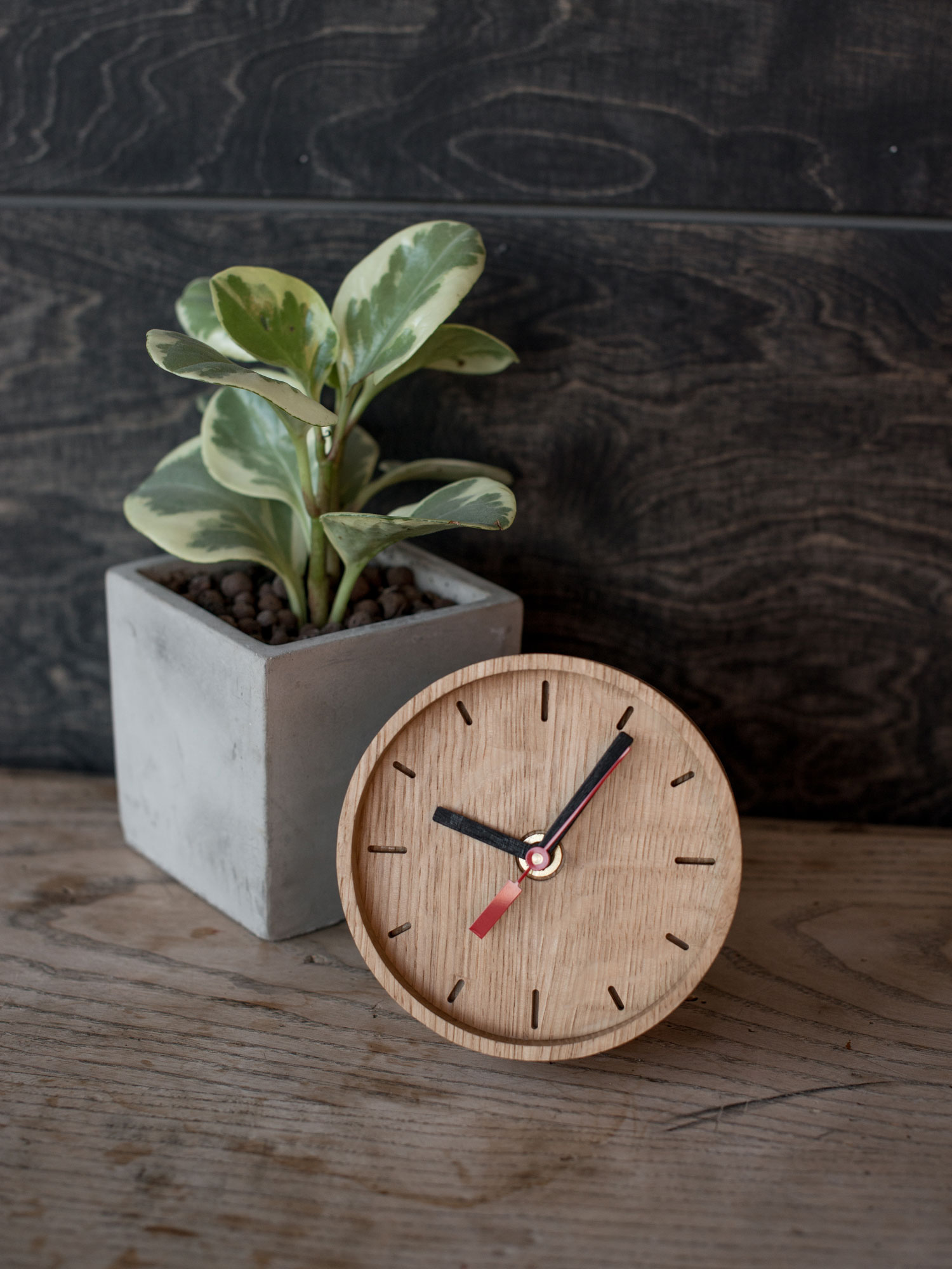 Tischuhr aus Holz im modernen Design TABLECLOCK von Rio Lindo