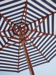 Detailansicht des runden Sonnenschirms MESSINA mit Dark Blue Stripes Detail hochwertiger Sonnenschirm aus Holz in rund mit Dark Blue Stripes - MESSINA von Skagerak
