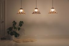 Kleine Pendelleuchte aus Walnuss oder Eiche von Tom Raffield - QUILL