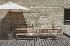 Die Gartenbank LILIUM ergänzt den Gartentisch LILIUM und die gleichnamigen Stühle von Skagerak zu einer einladenden Sitzgruppe im dänischen Design Skagerak - LILIUM Gartenmöbel Set mit Gartenbank aus Edelstahl und Teak