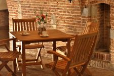 Teakholz Gartentisch quadratisch - THEODORA TABLE und Armlehn-Klappstuhl VICTORIA von Traditional Teak