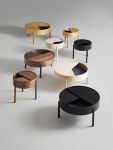 Die ARC Serie von WOUD besteht aus dem kleinen Beistelltisch ARC SIDE TABLE und dem großen Couchtisch ARC COFFEE TABLE, die jeweils in vier verschiedenen Holzarten erhältlich sind runde Beistelltische mit Stauraum aus Holz - ARC SIDE TABLE von WOUD