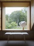Die Holzbank GEORG BENCH von Skagerak vereint nordische Sinnlichkeit und japanischen Minimalismus. Skagerak GEORG BENCH - Designer Holzbank aus Eiche mit Leinenbezug