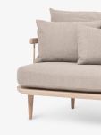 Den elegant gestalteten Holzrahmen des Designsofas FLY SC12 von &tradition ergänzen größzügige Polsterkissen - Abbildung in Eiche, weiß geölt mit Bezug in beige Sofa Gestell Holz in Eiche geölt und Beige FLY SC12 von &tradition